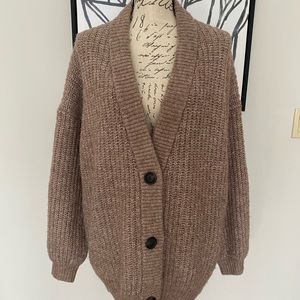 Oversized cardigan/sweater. Size M. Good condition.